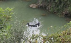 Adana'da baraj gölüne düşen otomobilin sürücüsü yüzerek kıyıya çıktı
