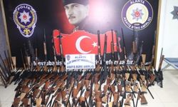 Antalya'da bir evde taşıma izin belgesi olmayan 140 av tüfeği ele geçirildi