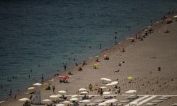 Antalya'da sıcak hava ve yüksek nemden bunalanlar sahillerde yoğunluk oluşturdu