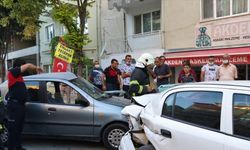 Burdur'da otomobilde sıkışan sürücüyü itfaiye kurtardı