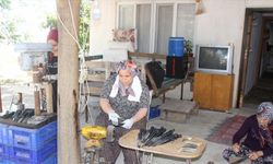 Evlerinin önündeki atölyede el işi "Serik Bıçağı" üretiyorlar