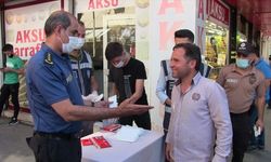 Kahramanmaraş Emniyet Müdürü Salim Celeboğlu, Elbistan'da vatandaşlara maske dağıttı