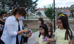 Karamanlı'da çocuklar için maske dikildi