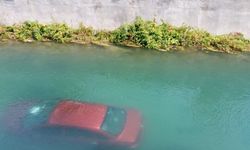Mersin'de kaza yapan otomobil sulama kanalına düştü