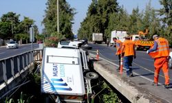 Mersin'de köprü boşluğuna devrilen kamyonetin sürücüsü yaralandı