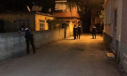 Adana'da polisten kaçan 2 şüpheli metruk evin çatısında yakalandı