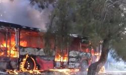 Adana'da seyir halindeki otobüs yanarak kullanılamaz hale geldi