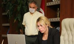 Akdeniz Üniversitesi Rektörü Prof. Dr. Özkan Kovid-19 hastası doktora moral verdi