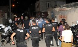 Antalya'da narkotik operasyonunda bir polis taşla yaralandı