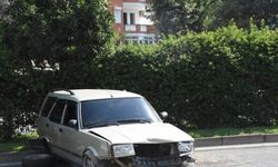Antalya'da refüje çarpan otomobilin sürücüsü yaralandı