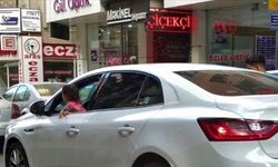 Isparta'da otomobilin penceresinden sarkan çocuk fotoğrafı polisi harekete geçirdi