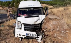 Kahramanmaraş'ta tarım işçilerini taşıyan minibüs kayaya çarptı: 11 yaralı