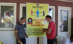 Mersin'de afişlerde yerel şive ile sosyal mesafe ve maske uyarısı