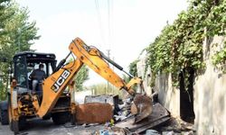Mersin'de kötü kokuların geldiği evden 8 kamyon çöp çıkarıldı