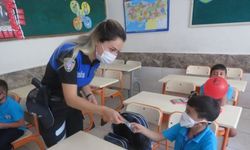Adana'da polis, ilkokula başlayan öğrencilere Kovid-19 tedbirlerini anlattı