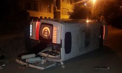 Hatay'da hasta taşıyan ambulans devrildi: 3 yaralı