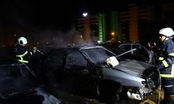 Adana'da boş arazideki hurda otomobiller yandı