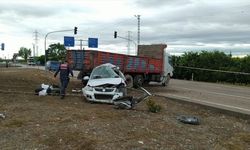 Adana'da kamyon ile otomobil çarpıştı: 1 ölü, 2 yaralı