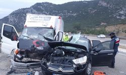 Antalya'da kamyonetle otomobil çarpıştı: 1 ölü, 4 yaralı