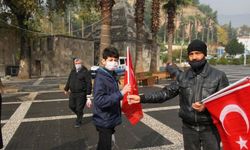 Kahramanmaraş'ta "Bayrak olayı"nın 101. yıl dönümü anısına Türk bayrağı dağıtıldı