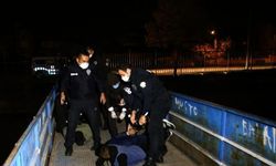 Adana'da eve ateş edip bir kişiyi yaralayan şüpheliler kovalamacayla yakalandı