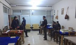 Adana'da kahvehanede mum ışığında kumar oynayan 32 kişiye 100 bin 800 lira ceza