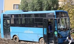 Antakya'da çamura saplanan halk otobüsü kurtarıldı