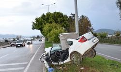 Antalya'da aydınlatma direğine çarpan otomobilin sürücüsü yaşamını yitirdi