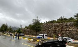 Antalya'da otomobil devrildi: 2 yaralı