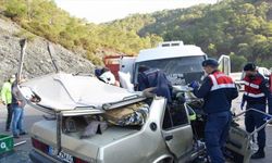 Antalya'da otomobille ticari araç çarpıştı: 2 ölü, 1 yaralı