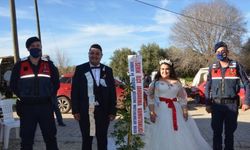Antalya'da jandarma ekipleri, evlilik teklifine ceza yazdıkları çiftin düğününe çiçek gönderdi