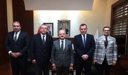 Eskişehirspor’un yeni yöneticileri Vali Çakacak’ı ziyaret etti