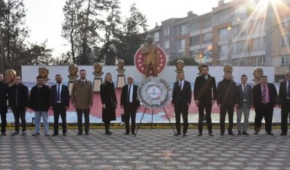 İnönü’de öğretmenler Atatürk Anıtı’na çelenk koydu