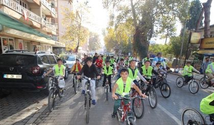 Sındırgı’da çocukların bisiklet turu