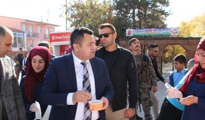Varto Anadolu İmam Hatip Lisesi öğrencilerinden aşure dağıtımı