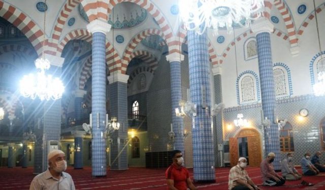 Doğu Akdeniz'de camilerde cemaatle ilk sabah namazı kılındı