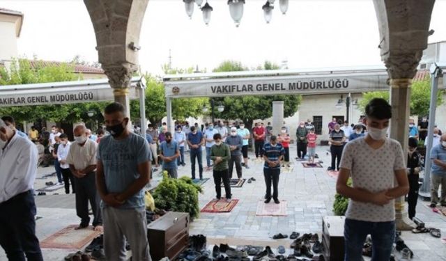 Adana, Mersin, Hatay ve Osmaniye'de bayram namazı Kovid-19 tedbirlerine uyularak kılındı