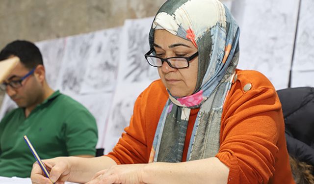 HAYALİNE, AKDENİZ BELEDİYESİ’NİN KURSLARIYLA ULAŞMAYA ÇALIŞIYOR