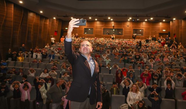 Yüzlerce çocuk ilk kez tiyatro izledi