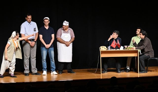 İzmirli Diş Hekimleri 'Otogargara' oyunuyla tam not aldı