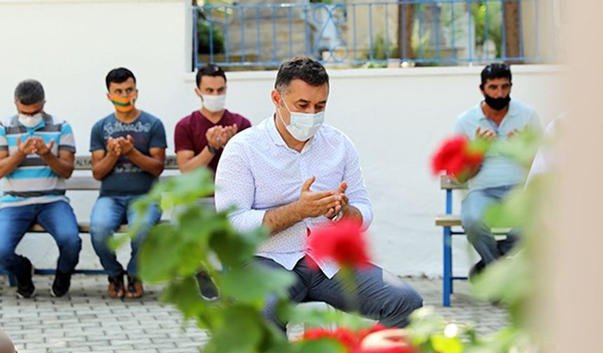 Alanya Belediyesi, Mübarek Kurban Bayramı öncesi mezarlıklarda çiçek dağıtımı gerçekleştirdi. Sosyal belediyecilik anlayışı ile her yıl düzenli olarak yapılan çalışma ile bu yıl, 21 mezarlıkta, 58 bin adet çiçek fidesi dağıtıldı.