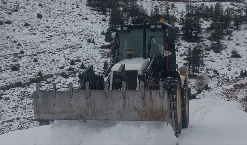 Toroslar’ın yüksek kesimlerinde karla kapanan yollar açılıyor